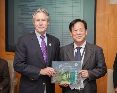 Wang Qingbo and AVMA President Douglas Aspros