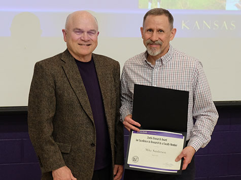 Dr. Frank Blecha presents the Zoetis Research Award to Dr. Mike Sanderson