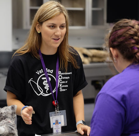 Bailey Wright leads a session in the anatomy lab for Vet Med ROCKS day camp in 2018
