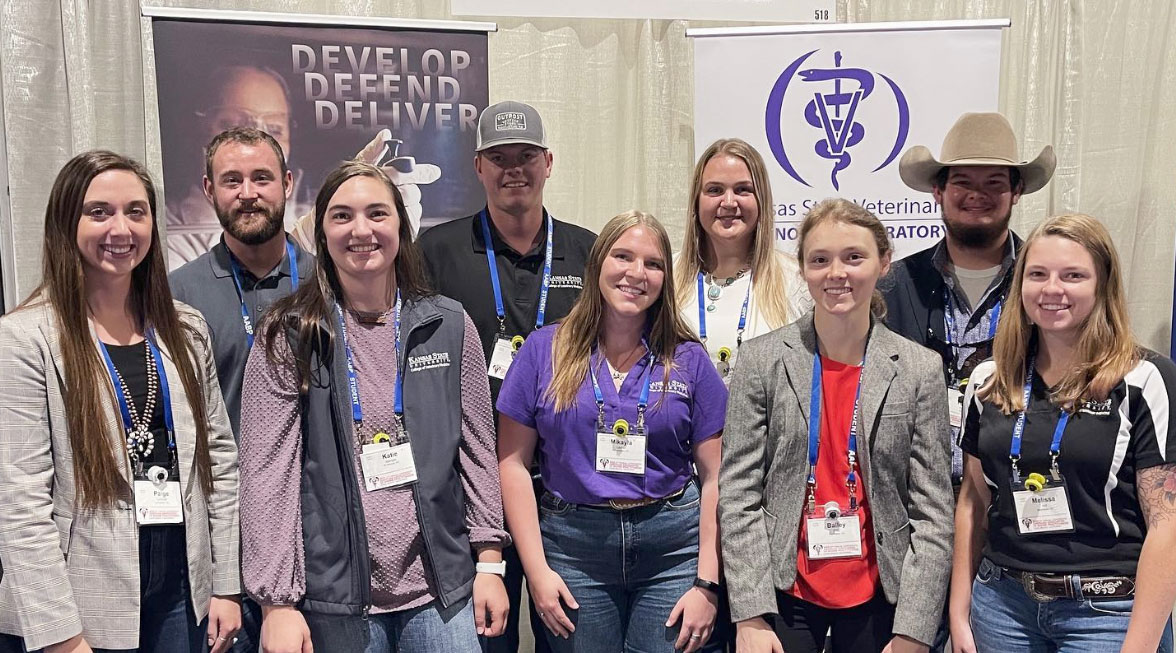 Vet students visit VDL booth at AABP
