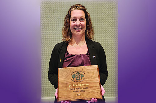 Dr. Tara Donovan receives AASV Swine Practitioner of the Year Award