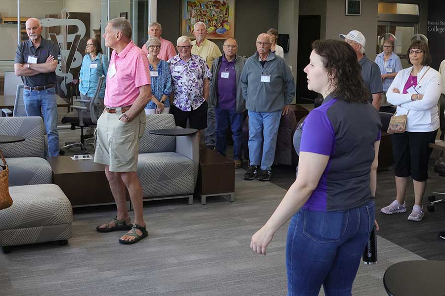 Alumni tour the Vet Med Library