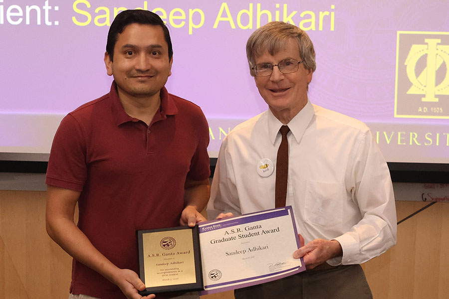 Professor presents award to student